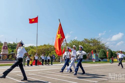 [Ảnh] Xúc động lễ chào cờ trên đảo Trường Sa