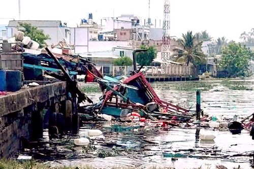 [Video] Cháy, nổ tàu cá tại bến phà Tắc Cậu khiến 7 người bị thương