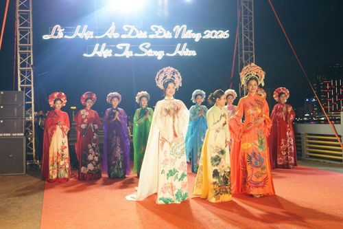 Ấn tượng 'sàn diễn trên không' tại chương trình áo dài 'Hội tụ sông Hàn'