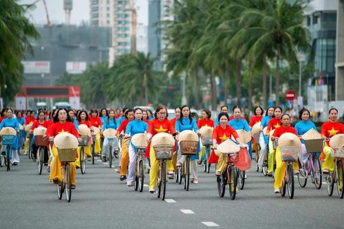 Dệt dải lụa văn hóa giữa lòng phố biển