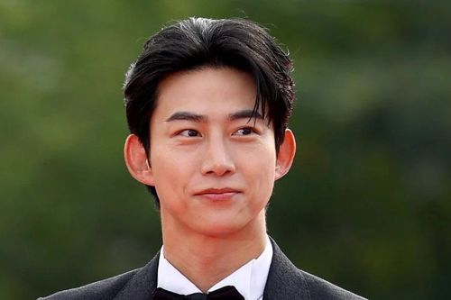 Taecyeon hoãn tuần trăng mật vì 2PM