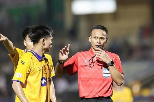 Trọng tài ngoại: Tạo sân chơi công bằng cho V-League