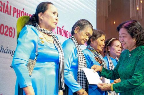 Hội ngộ, tri ân những 'đóa hồng' trên đất thép