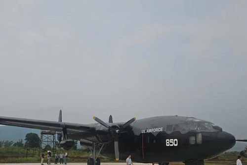 'Toa xe bay' C-119 tạo điểm nhấn hút khách tham quan sân bay Tà Cơn