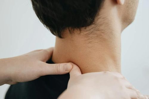 'Hội chứng cổ rùa' trẻ hóa: Hệ lụy từ thói quen xấu