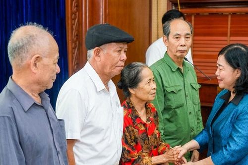 Chủ tịch Ủy ban Trung ương MTTQ Việt Nam Bùi Thị Minh Hoài thăm, tặng quà tại Ninh Bình