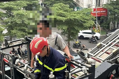 Hà Nội: Cảnh sát giải cứu người đàn ông có ý định dại dột ở tầng 5 chung cư