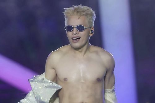 Nỗ lực hát live của 32 ca sĩ trước 50.000 khán giả