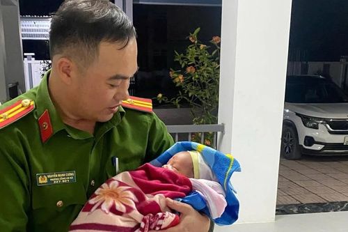 Bé trai sơ sinh bị bỏ rơi trên cầu trong đêm