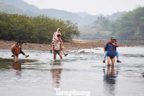 Cận cảnh học trò vùng cao bám lưng cha mẹ vượt sông đến trường
