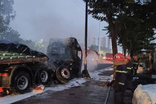 Xe đầu kéo cháy dữ dội trên đường, tài xế thoát nạn