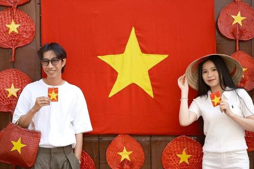 Quán cà phê rực đỏ cờ Tổ quốc thu hút giới trẻ check-in