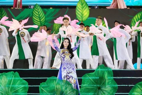 Hàng trăm nghệ sĩ tái hiện lịch sử, hoa hậu góp mặt trong đại cảnh
