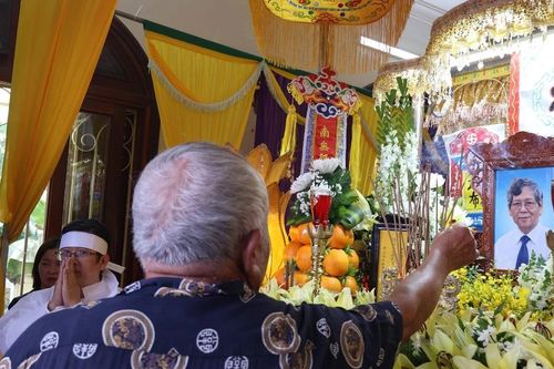Dòng người xúc động viếng, tiễn biệt ông Vũ Ngọc Hoàng