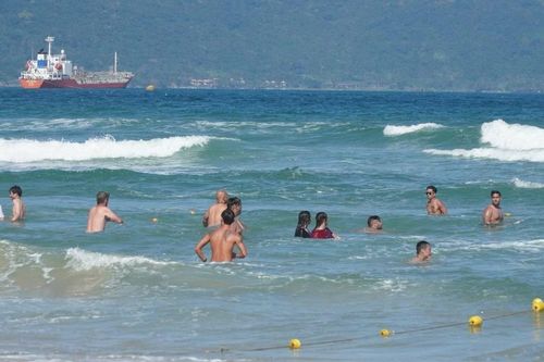 Cứu 2 du khách Ấn Độ bị sóng cuốn trên biển Đà Nẵng