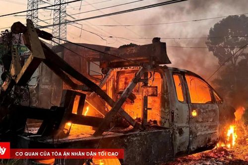Xe cứu hộ bất ngờ cháy rụi trong đêm