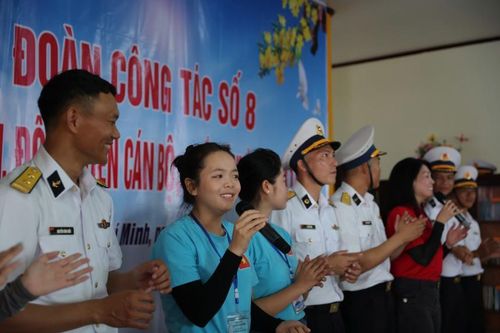 'Show diễn' đặc biệt giữa trùng khơi của nữ giáo viên âm nhạc