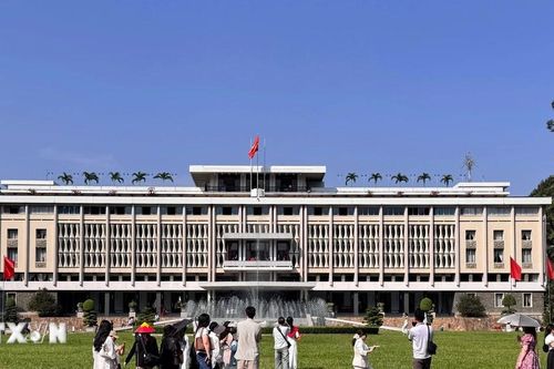 TP Hồ Chí Minh: Nắng đẹp người dân đổ về trung tâm, các điểm tham quan dịp lễ