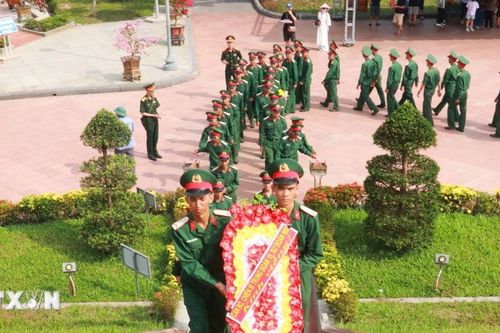 Hàng ngàn du khách đến Thành cổ Quảng Trị dịp Giỗ Tổ Hùng Vương
