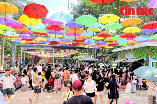 Người Hà Nội nô nức đưa con đi vườn thú vui chơi trong kỳ nghỉ lễ