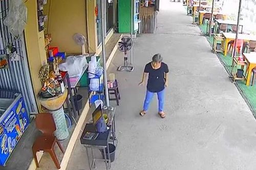 Đang bày đồ trên bàn thờ, người phụ nữ thót tim khi rắn bất ngờ lao thẳng vào người