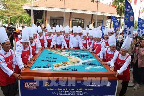 Chùm ảnh xác lập kỷ lục 'Bản đồ Việt Nam làm từ xôi nước cốt dừa lớn nhất'