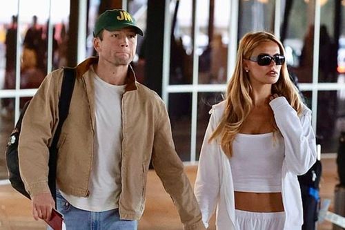 Người mẫu Brookes Nader bị bắt gặp nắm tay Taron Egerton ở sân bay, rầm rộ tin hẹn hò