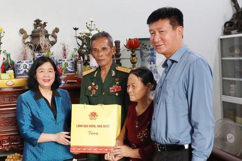 Chủ tịch UBTƯ MTTQ Việt Nam Bùi Thị Minh Hoài thăm, tặng quà gia đình chính sách tại Ninh Bình