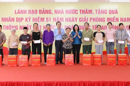 Chủ tịch Ủy ban Trung ương MTTQ Việt Nam Bùi Thị Minh Hoài và lãnh đạo tỉnh Thanh Hóa trao quà cho gia đình chính sách, người nghèo, công nhân lao động khó khăn