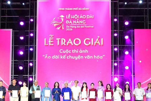 Trao giải cuộc thi ảnh 'Áo dài kể chuyện văn hóa'