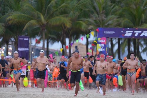 Gần 500 vận động viên tranh tài Giải bơi biển 'Vượt sóng mùa hè' Đà Nẵng 2026