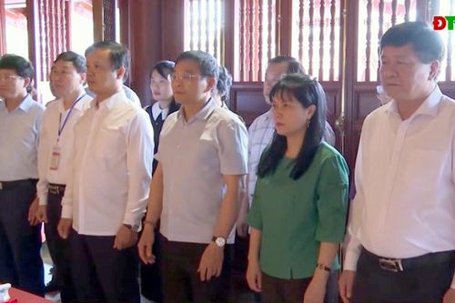 Phó Thủ tướng Chính phủ Nguyễn Văn Thắng dâng hương tưởng niệm các anh hùng liệt sĩ tại tỉnh Điện Biên