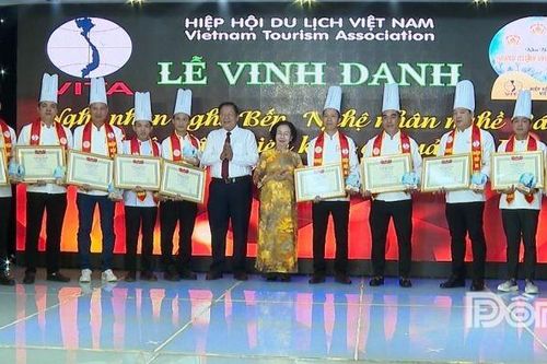 Vinh danh 29 Nghệ nhân nghề Bếp, nghề Bánh và Điêu khắc củ quả