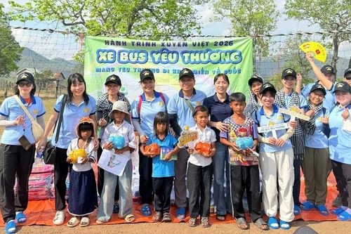 'Xe bus yêu thương' đến với trẻ em buôn E Kia