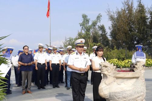 Trung đoàn 196 Hải quân phối hợp tổ chức dâng hương Khu tưởng niệm chiến sĩ Gạc Ma
