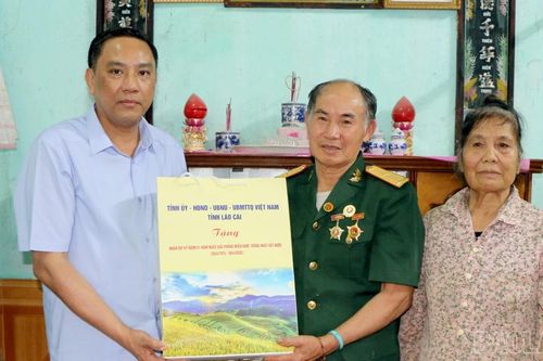 Phó Bí thư Thường trực Tỉnh ủy, Chủ tịch HĐND tỉnh Hoàng Giang thăm, tặng quà tại xã Việt Hồng dịp 30/4