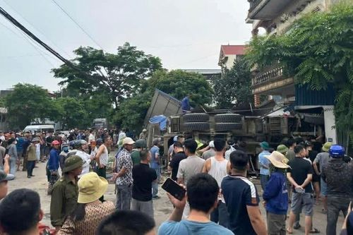 Thái Nguyên: Tai nạn giữa xe đầu kéo và xe bồn bê tông, 1 người tử vong