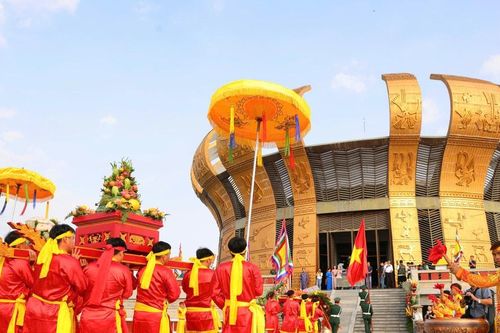 Lãnh đạo, người dân Cần Thơ, An Giang dâng hương Quốc Tổ Hùng Vương