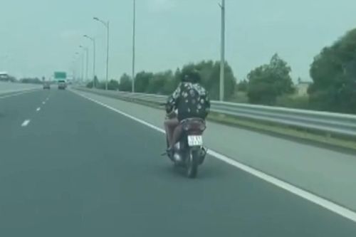 Nguy hiểm hành vi đi xe máy ngược chiều trên cao tốc