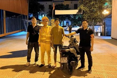 Hai thanh niên mang hung khí bị phát hiện