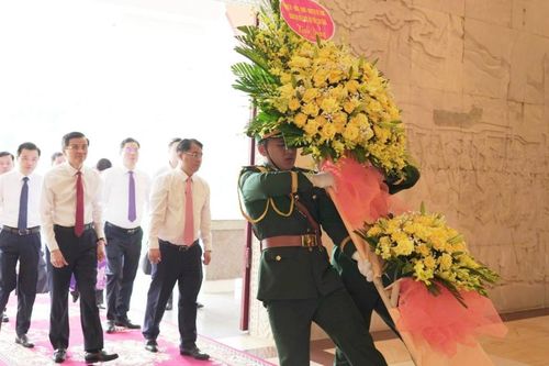 Giám đốc Học viện Chính trị Quốc gia Hồ Chí Minh Đoàn Minh Huấn dâng hương Đền thờ Chủ tịch Hồ Chí Minh, Khu di tích Quốc gia đặc biệt Pác Bó