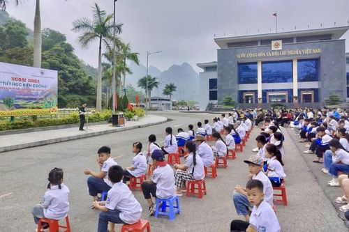 Chương trình ngoại khóa 'Tiết học biên cương' tại Trường Tiểu học và THCS Minh Khai