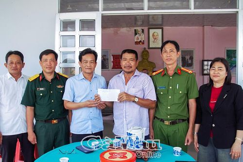 Xã Phan Ngọc Hiển thăm, tặng quà gia đình Anh hùng LLVT Nhân dân dịp 30/4