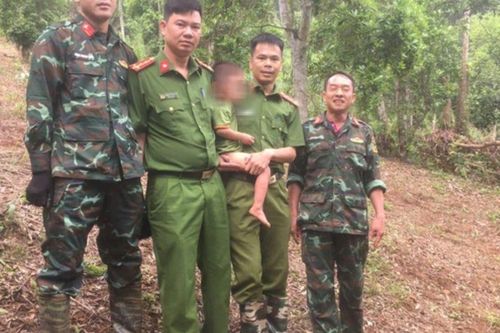 Bé 3 tuổi lạc trong rừng 14 giờ: Dấu chân nhỏ 'bí ẩn' dẫn đến nơi cháu bé đang mắc kẹt