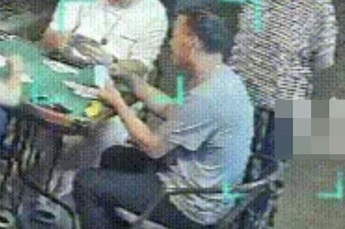 Dàn lạnh chục cân rơi nát nền bê tông, cụ bà thoát nạn trong gang tấc, chỉ chậm 1s thảm họa đã xảy ra