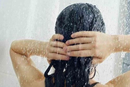 Bác sĩ 7 năm liền chỉ gội đầu bằng nước ấm, tóc mỏng thưa 'lột xác' thành dày và chắc khỏe