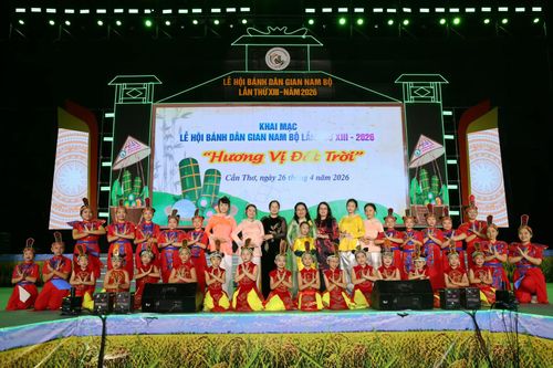Đông nghịt tại lễ hội Bánh dân gian Nam Bộ