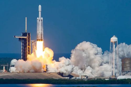 Tên lửa mạnh thứ hai thế giới Falcon Heavy sắp lên quỹ đạo