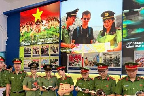 Công an phường Ô Chợ Dừa tri ân các thế hệ đi trước