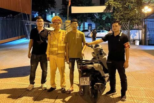 141 Hà Nội kịp thời ngăn chặn thanh niên mang dao, gậy ba khúc ra đường để 'tự vệ'